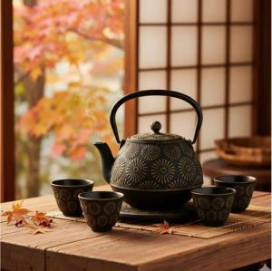 AROMELIO Teekanne Gusseisenkanne mit Tassen und Untersetzer KOGA, 1200 ml