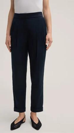 Baumwollstretch-Anzughose mit Bundfalte und Umschlag in Navy