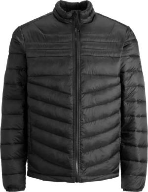 Bequeme Steppjacke für Herren von der Marke JACK & JONES. Sehr angenehm zu tragen, bequem und sportlich geschnitten zugleich. Zwei Seitentaschen bieten sicheren Platz für Habseligkeiten. Weiche, atmungsaktive Baumwolle und präzise Verarbeitung kennzeichne