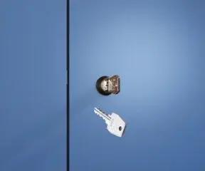 C+P Doppelstock-Spind Classic PLUS, Bank, 4 Abteile, 2120x1200x815mm, 7035/5023 Verschluss Zylinderschloss Sitzbanktyp auskragend Material Sitzfläche Buche-Hartholz