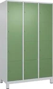 C+P Schließfachschrank Classic PLUS, Füße, 3 Abteile, 1950x1200x500mm, 7035/6011 Innenhöhe Gefach oben (oberes 453 mm Front RAL 6011 Resedagrün