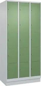 C+P Schließfachschrank Classic PLUS, Sockel, 3 Abteile, 1950x900x500mm, 7035/601 Innenhöhe Gefach oben (oberes 365 mm Front RAL 6011 Resedagrün