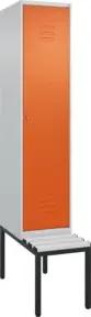 C+P Spind Classic PLUS, Bank, 1 Abteil, 2120x400x815mm, 7035/2004 Verschluss Zylinderschloss 4 Garderobenhaken Trennwand mittig Dekor Banklatten RAL 7035 Lichtgrau Sitzbanktyp untergebaut
