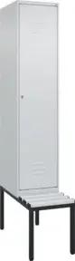 C+P Spind Classic PLUS, Bank, 1 Abteil, 2120x400x815mm, 7035/7035 Verschluss Zylinderschloss 4 Garderobenhaken Trennwand mittig Dekor Banklatten RAL 7035 Lichtgrau Sitzbanktyp untergebaut