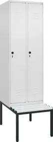 C+P Spind Classic PLUS, Bank, 2 Abteile, 2120x600x815mm, 9016/9016 Verschluss Sicherheits-Drehriegel 3 Garderobenhaken  Dekor Banklatten RAL 9010 Reinweiß Sitzbanktyp untergebaut