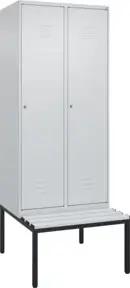 C+P Spind Classic PLUS, Bank, 2 Abteile, 2120x800x815mm, 7035/7035 Verschluss Zylinderschloss 4 Garderobenhaken Trennwand mittig Dekor Banklatten RAL 7035 Lichtgrau Sitzbanktyp untergebaut