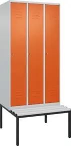 C+P Spind Classic PLUS, Bank, 3 Abteile, 2120x900x815mm, 7035/2004 Verschluss Zylinderschloss 4 Garderobenhaken Trennwand mittig Dekor Banklatten RAL 7035 Lichtgrau Sitzbanktyp untergebaut