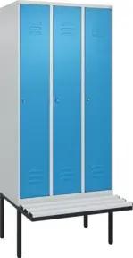 C+P Spind Classic PLUS, Bank, 3 Abteile, 2120x900x815mm, 7035/5012 Verschluss Zylinderschloss 3 Garderobenhaken  Dekor Banklatten RAL 7035 Lichtgrau Sitzbanktyp auskragend