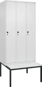 C+P Spind Classic PLUS, Bank, 3 Abteile, 2120x900x815mm, 9016/9016 Verschluss Sicherheits-Drehriegel 4 Garderobenhaken Trennwand mittig Dekor Banklatten RAL 9010 Reinweiß Sitzbanktyp untergebaut