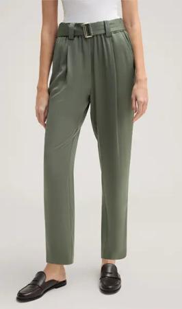 Crêpe-Bundfaltenhose mit Gürtel in Salbeigrün
