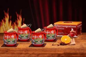 Feuerzangentasse Bowle-Set Feuerzangentasse 4er-Set (Feuerzangenbowle Set, 9-tlg., 4x Feuerzangentasse, 4x Korkuntersetzer, 1x Rezeptheftchen), hitzebeständige Keramik, Edelstahl-Feuerzange