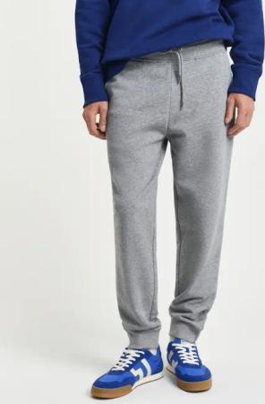 Gant Sweathose "REG SHIELD SWEATPANTS" mit Logostickerei unterhalb des Bunds
