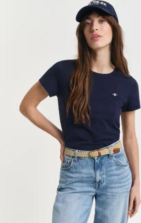 Gant T-Shirt "REG SHIELD KA T-SHIRT" mit einer kleinen aufgestickten Wappen-Grafik auf der Brust