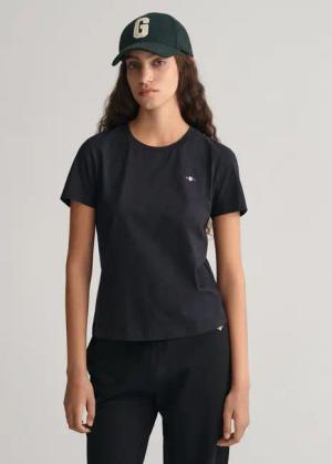 Gant T-Shirt REG SHIELD KA T-SHIRT mit einer kleinen aufgestickten Wappen-Grafik auf der Brust