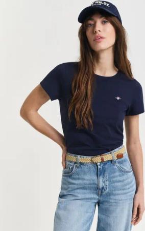 Gant T-Shirt REG SHIELD KA T-SHIRT mit einer kleinen aufgestickten Wappen-Grafik auf der Brust