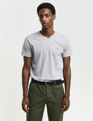 Gant T-Shirt "SLIM SHIELD V-NECK T-SHIRT" mit einer kleinen Logostickerei auf der Brust