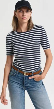 Gant T-Shirt SLIM STRIPED 1X1 RIBBED KA T-SHIRT mit dezentem Logoschriftzug am Ärmelabschluss