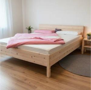 geborgenschlafen Massivholzbett aus Zirbenholz, Holzbett - Zirbenholzbett - metallfrei Designbett, Metallarmes Bett – 100 % Handarbeit in Deutschland