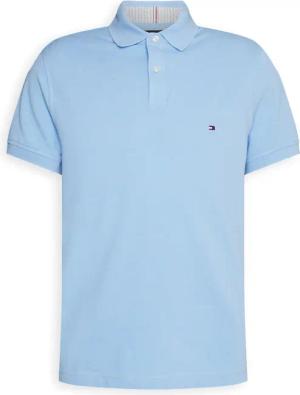 Herren-Poloshirt der Marke Tommy Hilfiger. Die Polos von Tommy Hilfiger sind aus Bio-Baumwolle und Elastan gefertigt und haben eine normale Passform. Die weiche Baumwolle sorgt für hohen Tragekomfort. Das Elastan sorgt für eine feine Dehnung des Stoffes. 