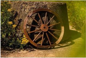 HTI-Line Gartenfigur Wagenrad Sommerset, (Stück, 1 St., 1 Wagenrad), Gartendekoration rustikal