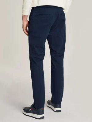Tommy Jeans Chinohose TJM AUSTIN CHINO Markenlogo an Gesäß- und Eingriffstasche