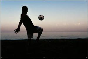Wallario Sichtschutzzaunmatten Fußball Kicker am Strand am Abend