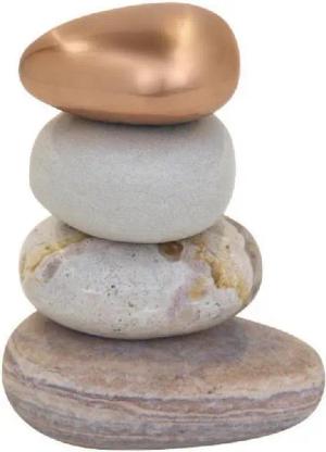 Kristina Dam Studio Skulptur Steinhaufenskulptur Erdfarben