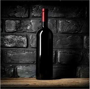 Wallario Möbelfolie Rotwein-Flasche am Abend
