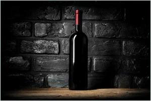Wallario Küchenrückwand Rotwein-Flasche am Abend, (1-tlg)