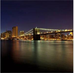 Wallario Möbelfolie New York Skyline - Brooklyn Bridge und Manhattan am Abend