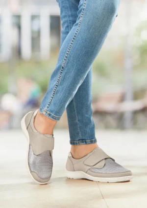 Slipper mit verstellbarem Klettverschluss - stein / silberfarben - Gr. 40 von Goldner Fashion