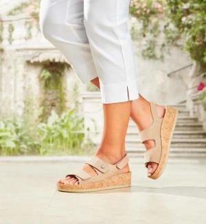 Sandale mit verstellbarem Klettriemen - beige - Gr. 42 von Goldner Fashion