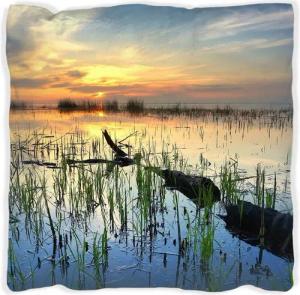 Wallario Dekokissen Schilf am Abend - Sonnenuntergang über der Seelandschaft, handgenäht