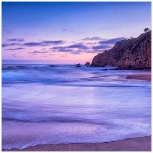 Wallario Möbelfolie Kalifornischer Strand am Abend mit Felsenküste