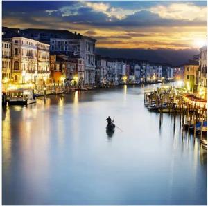Wallario Möbelfolie Canal Grande in Venedig am Abend mit untergehender Sonne