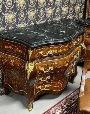 Casa Padrino Kommode Casa Padrino Barock Kommode Braun Intarsien / Gold / Schwarz - Handgefertigte Massivholz Kommode mit 4 Schubladen und Marmorplatte - Barock Möbel