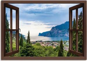 Artland Wandbild "Gardasee durchs braune Fenster", Seebilder, (1 St.), als Alubild, Outdoorbild, Leinwandbild, Poster in verschied. Größen