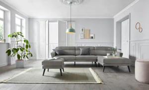 andas Ecksofa "Bille L-Form", mit Naht im Rückenkissen und Beinen aus Eichenholz