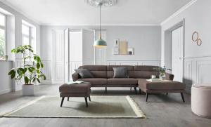 andas Ecksofa "Bille L-Form", mit Naht im Rückenkissen und Beinen aus Eichenholz