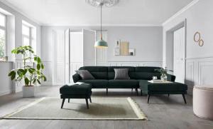 andas Ecksofa "Bille L-Form", mit Naht im Rückenkissen und Beinen aus Eichenholz