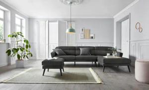 andas Ecksofa "Bille L-Form", mit Naht im Rückenkissen und Beinen aus Eichenholz