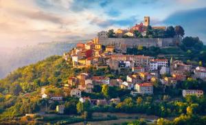 Papermoon Fototapete "MOTOVUN-ANTIKE STADT ISTRIA BURG DORF PANORAMA SONNE"