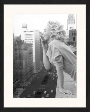 Liv Corday Wandbild MARILYN IM 'AMBASSADOR HOTEL' IN NEW YORK mit Rahmen