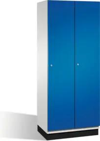 C+P Umkleidespind Cambio auf Sockel, 2 Abteile, H1950xB800xT525mm Front Enzianblau Korpus Lichtgrau