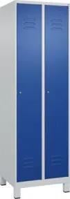 C+P Spind Classic PLUS, Füße, 2 Abteile, 1950x600x500mm, 7035/5010 Verschluss Zylinderschloss 3 Garderobenhaken