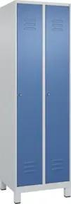 C+P Spind Classic PLUS, Füße, 2 Abteile, 1950x600x500mm, 7035/5023 Verschluss Zylinderschloss 3 Garderobenhaken