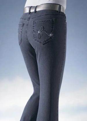Jeans verziert mit funkelnden Strasssteinen