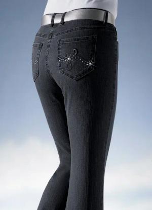 Jeans verziert mit funkelnden Strasssteinen