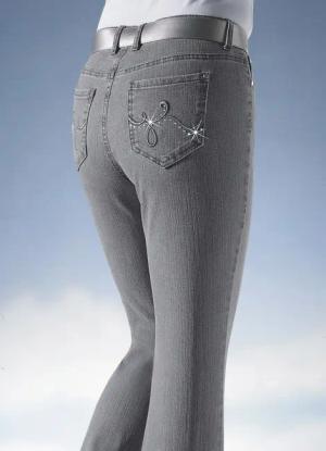 Jeans verziert mit funkelnden Strasssteinen