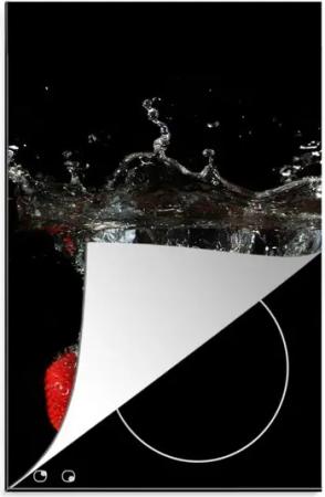MuchoWow Herdblende-/Abdeckplatte Erdbeeren - Obst - Wasser - Schwarz - Rot, Vinyl, (1 tlg), 30x52 cm, Küchen Dekoration für Induktionsherd, Induktionskochfeld